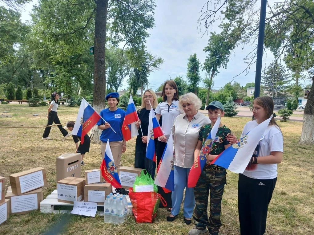 12 июня, в День России, ребята из школьного клуба "Патриот" вместе с наставником Гамаюн...