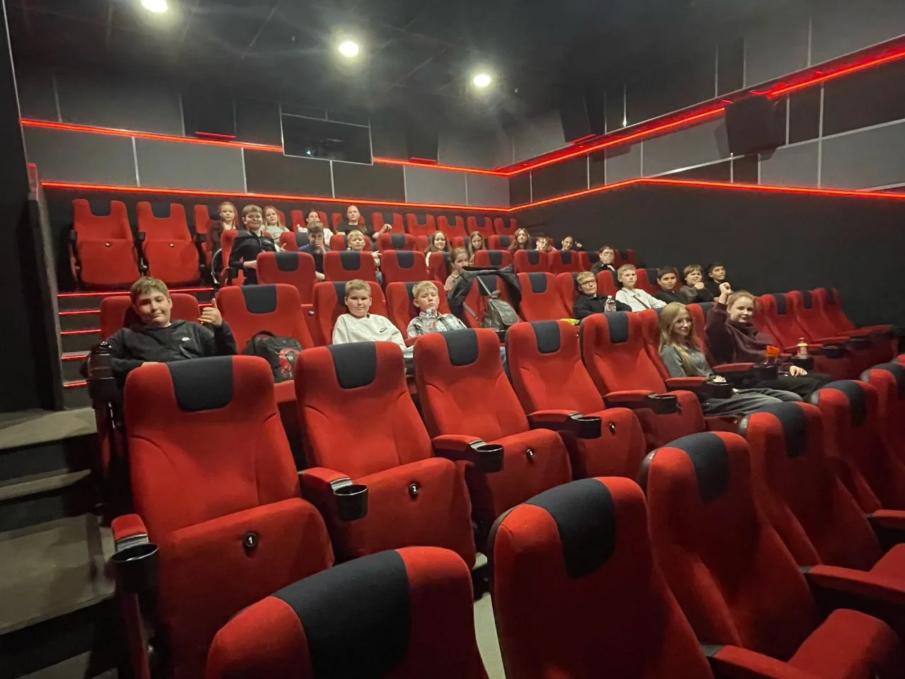 🎬 6 «В» в кинотеатре