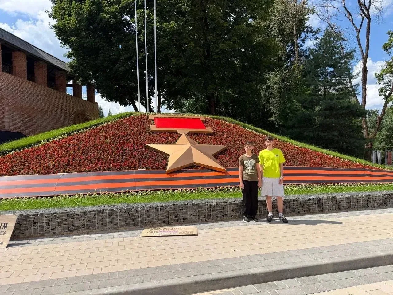 Ученики 6Б и 10Э классов Денис П.  и Артём П.  посетили город-щит Смоленск. 
Лето в Смоленске — это 