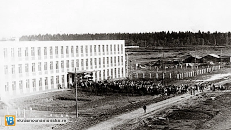 Первая школа в городе — Гимназия №1 была открыта 13 сентября 1971 года, в ней получали образование 1