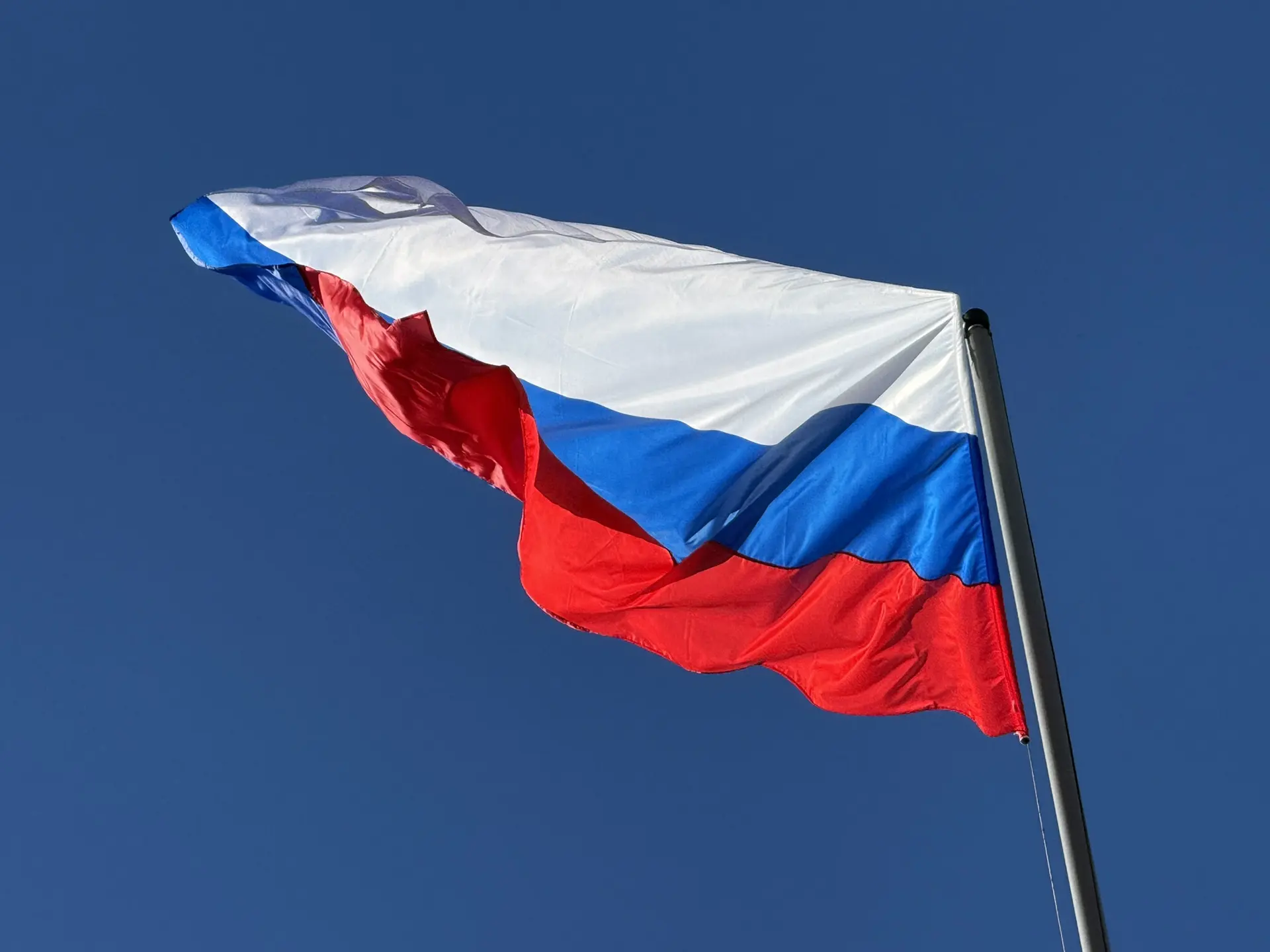7 сентября началось с торжественной линейки  и поднятия флага, после чего во всех класс...