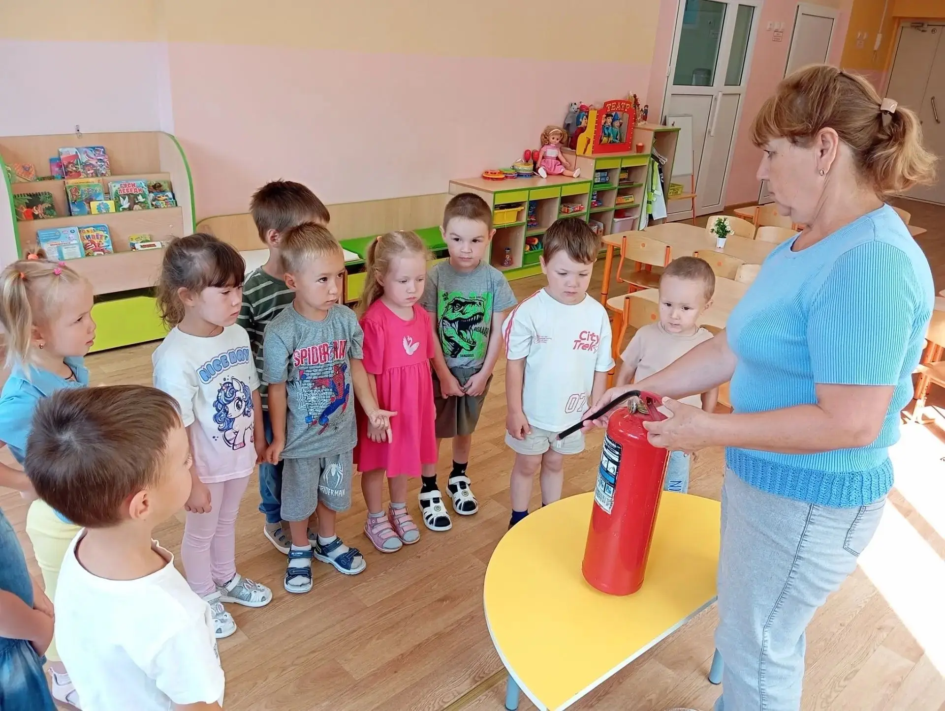 🧯💥Воспитатель Тетмукова Л.В. в группе "Почемучки" провела с детьми экскурсию по детск...