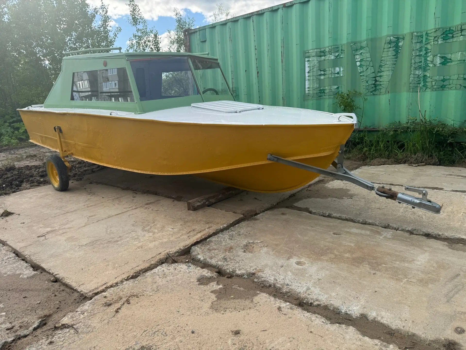 Продам лодку на колесах, без документов.