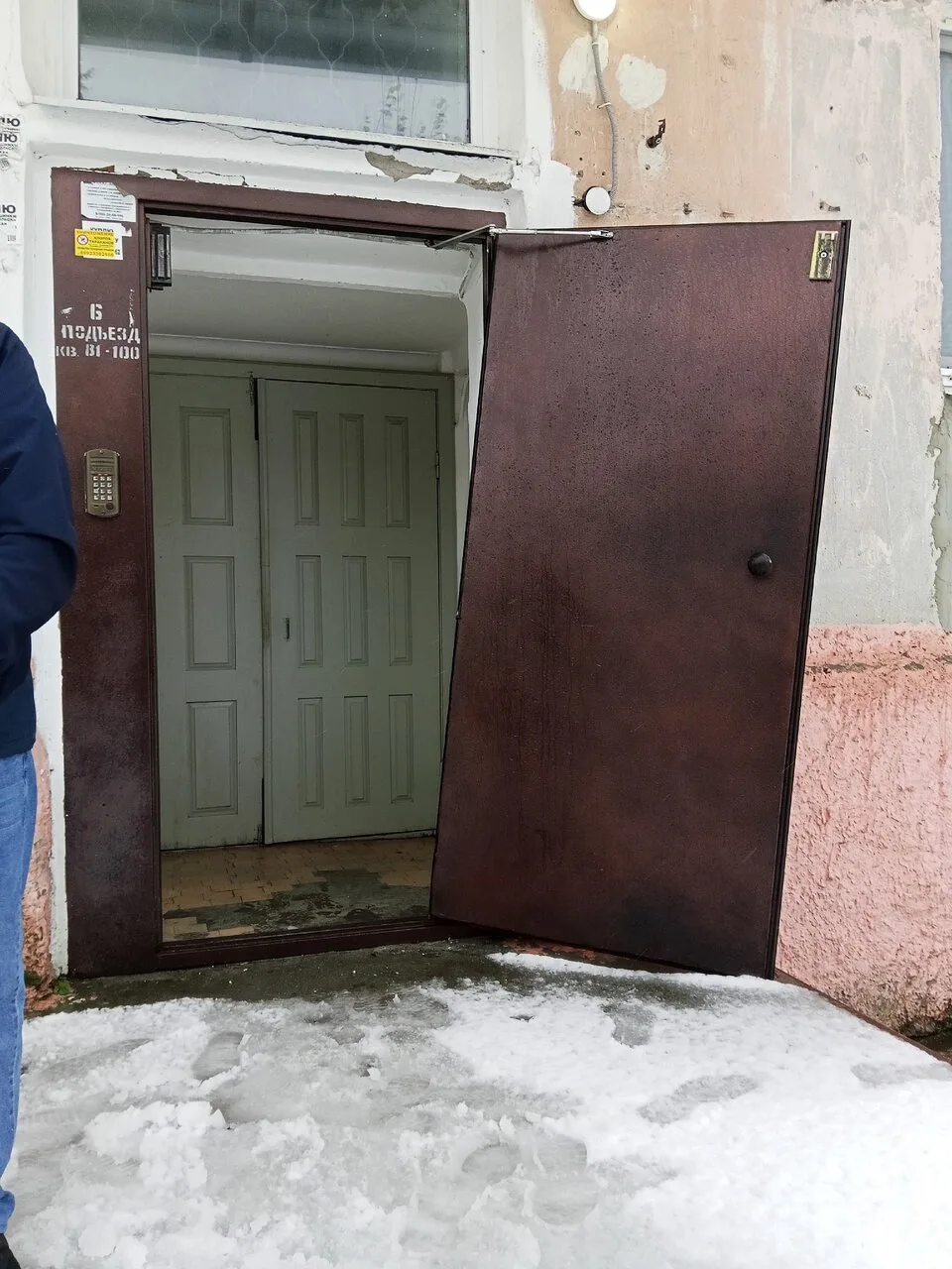 8 микрорайон дом 21_ у кого то руки чесались ночью. Звоним в аварийку, не можем дозвони...