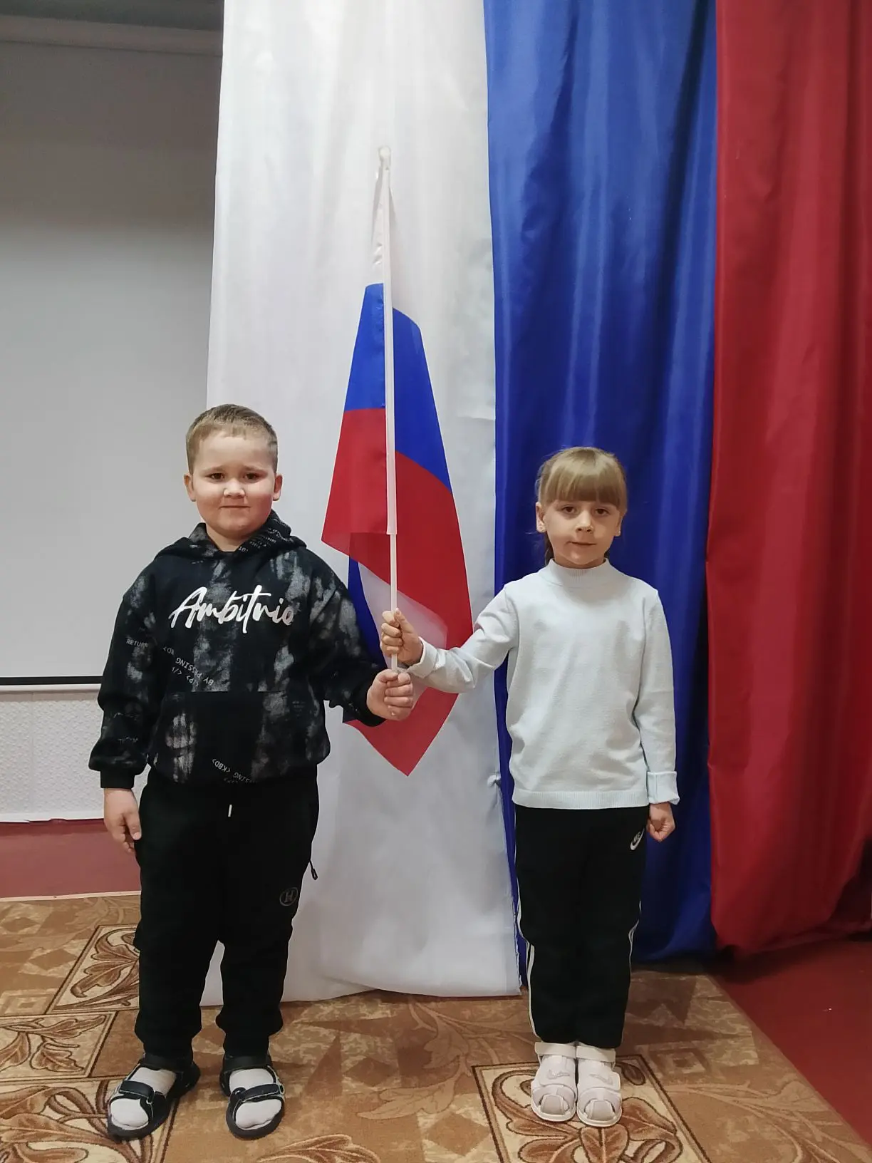 Сегодня на линейке "Разговоры о важном" ребята совершили виртуальное путешествие по Зол...