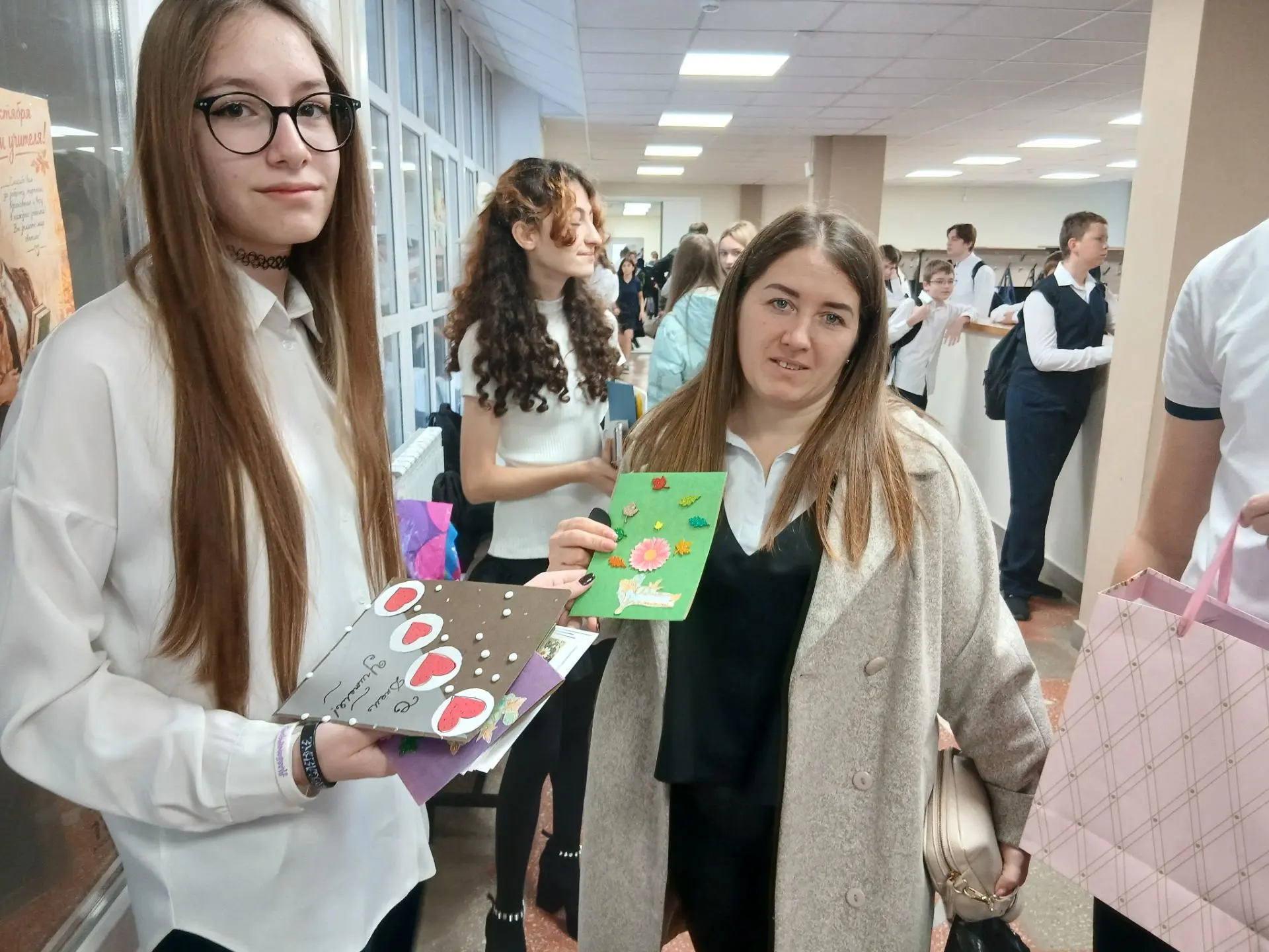 Утро в нашей школе началось с поздравлений от учеников!