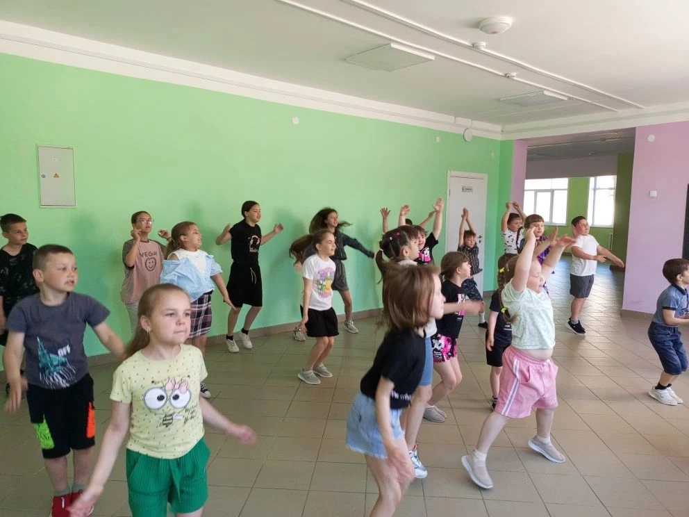 Сегодня день в лагере начался как всегда с зарядки.После завтрака ребята отправились в ...