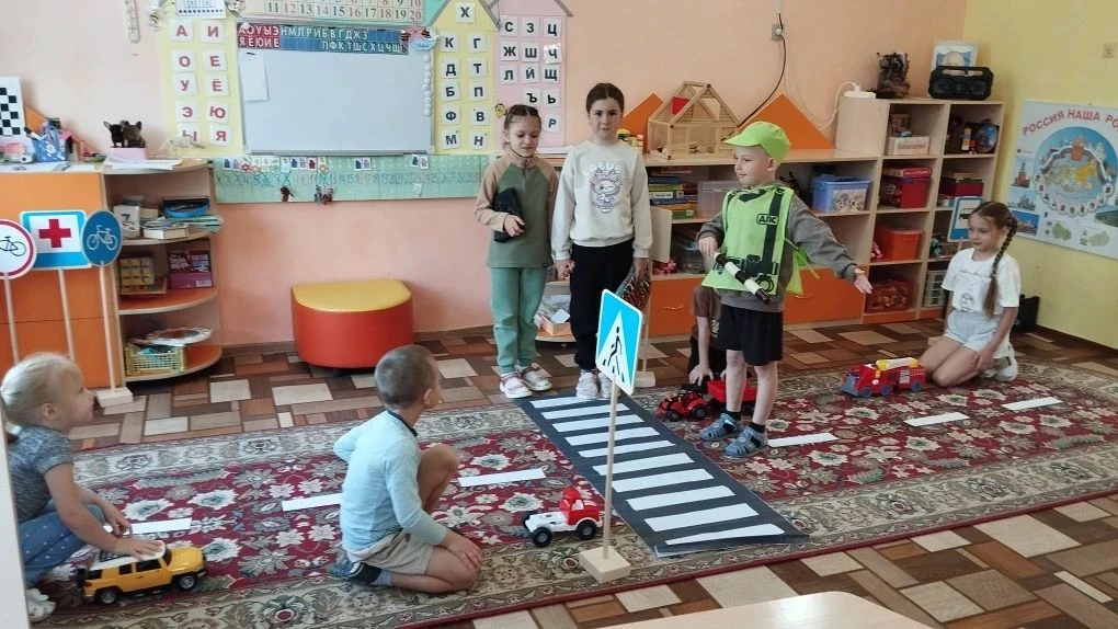 В рамках глобальной  недели безопасности дорожного движения, дети подготовительной группы "Пчёлки" п