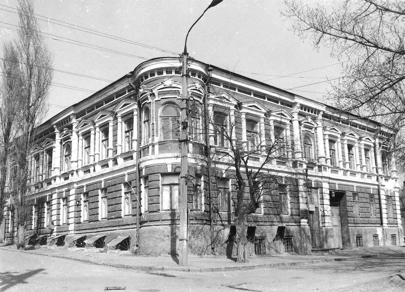 Фотография сделана в середине 1990-х годов. Вид на здание доходного дома ростовского пш...