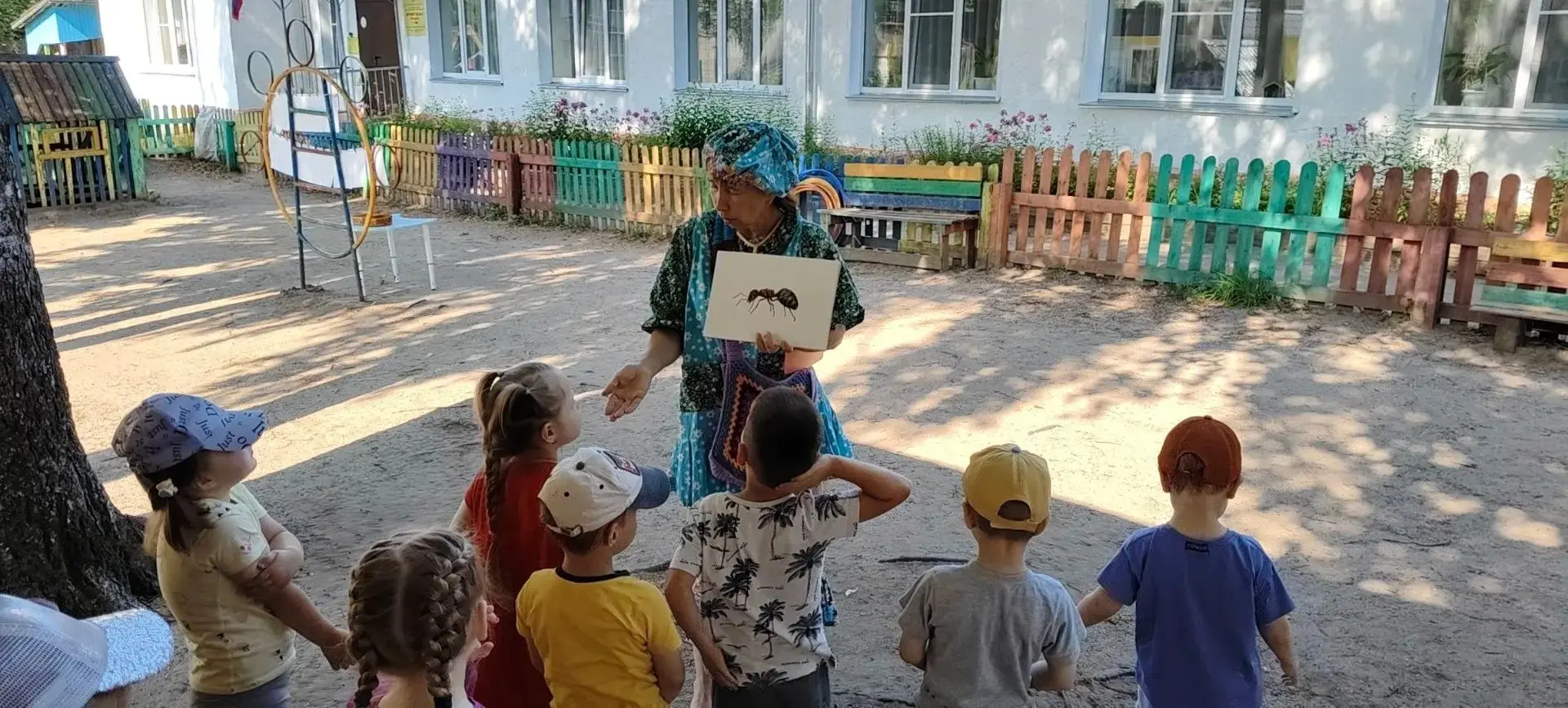 О правилах безопасного поведения летом на улице сегодня вспоминали ребята из группы "Колокольчики". 
