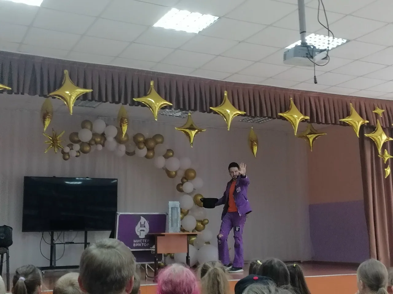 ✨Сегодня наш лагерь посетила настоящая звезда — фокусник Виктор Опольский!

Вот уже 6 лет он взрывае