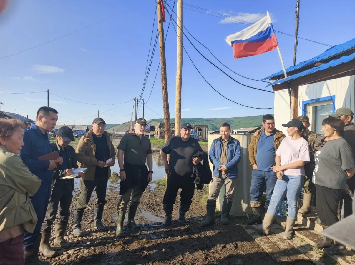 - Председатель Правительства республики К. Е. Бычков работал в пострадавших от паводка селах Верхоян