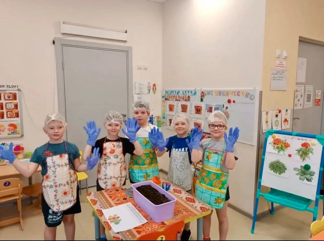 Эколята сажают цветы для будущей клумбы
Важнейшие задачи детского сада — ввести детей в мир природы,