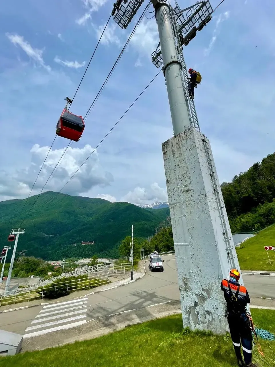 Учения на канатной дороге! 🏔️

Спасатели Краснополянского АСО провели совместные учебные мероприяти