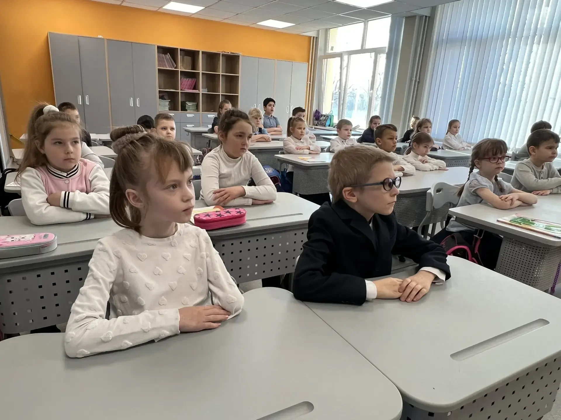 РАЗГОВОРЫ О ВАЖНОМ  Утро понедельника 23 марта 2026 года в школе традиционно началось с торжественно