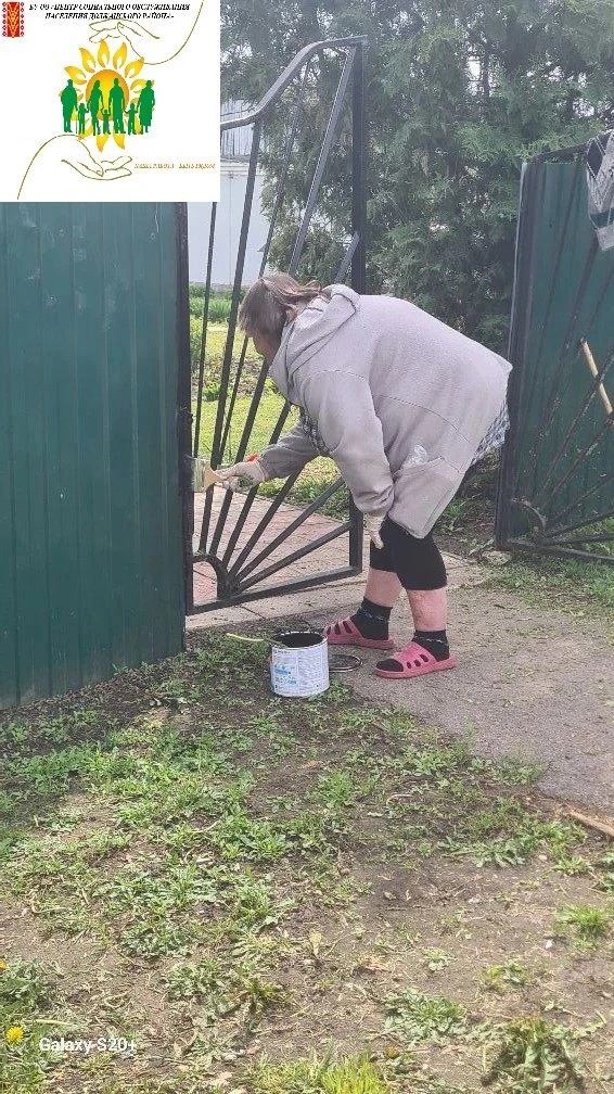 Помощь пожилых людей в уборке территории дома ветеранов