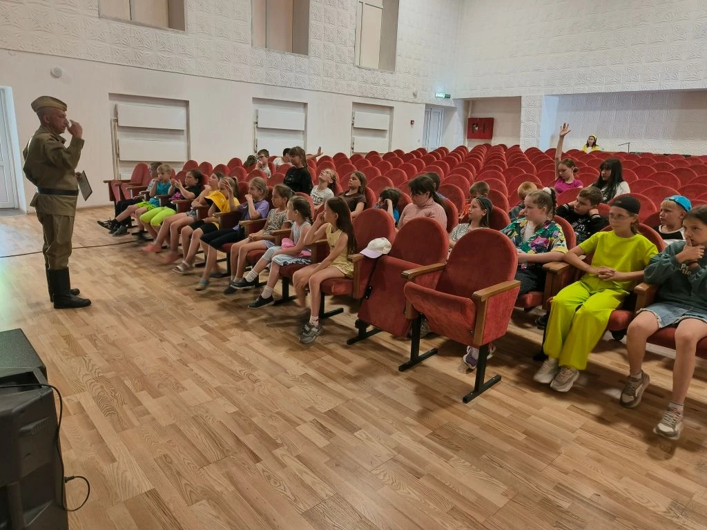 Девятнадцатого июня в Кузедеевском доме культуры состоялась встреча со школьниками летней пришкольно