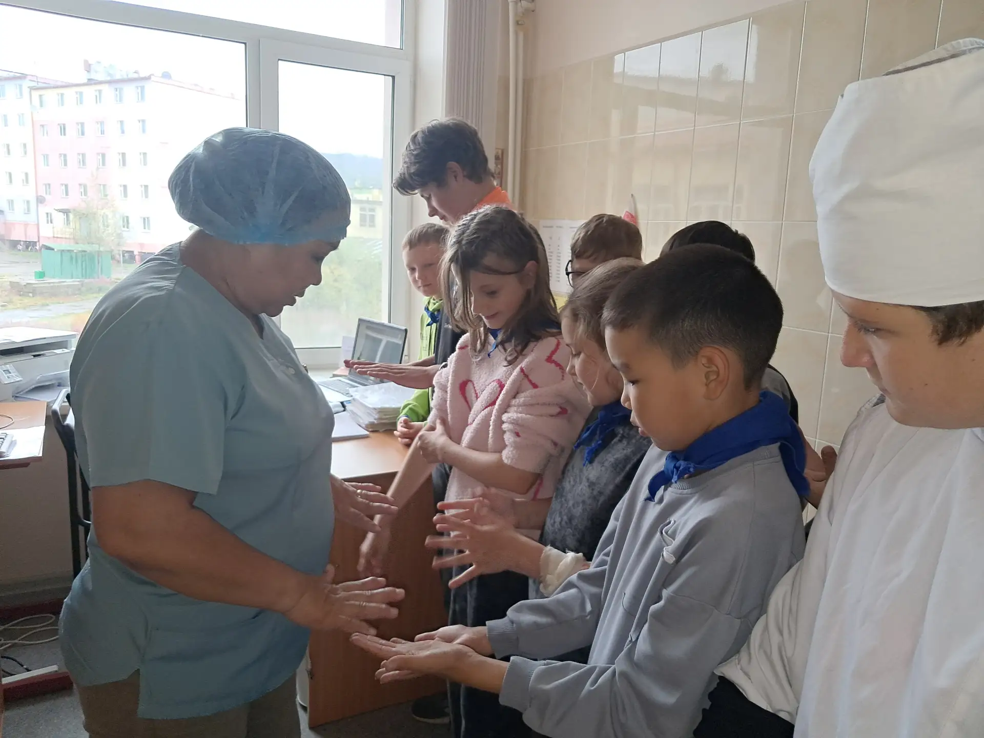 # 🧼 «НЕ МОЙТЕ РУКИ!» — СКАЗАЛА НАШ МЕДИК... И МЫ, КОНЕЧНО, ПОСЛУШАЛИСЬ (НЕТ!) 🙃🚫