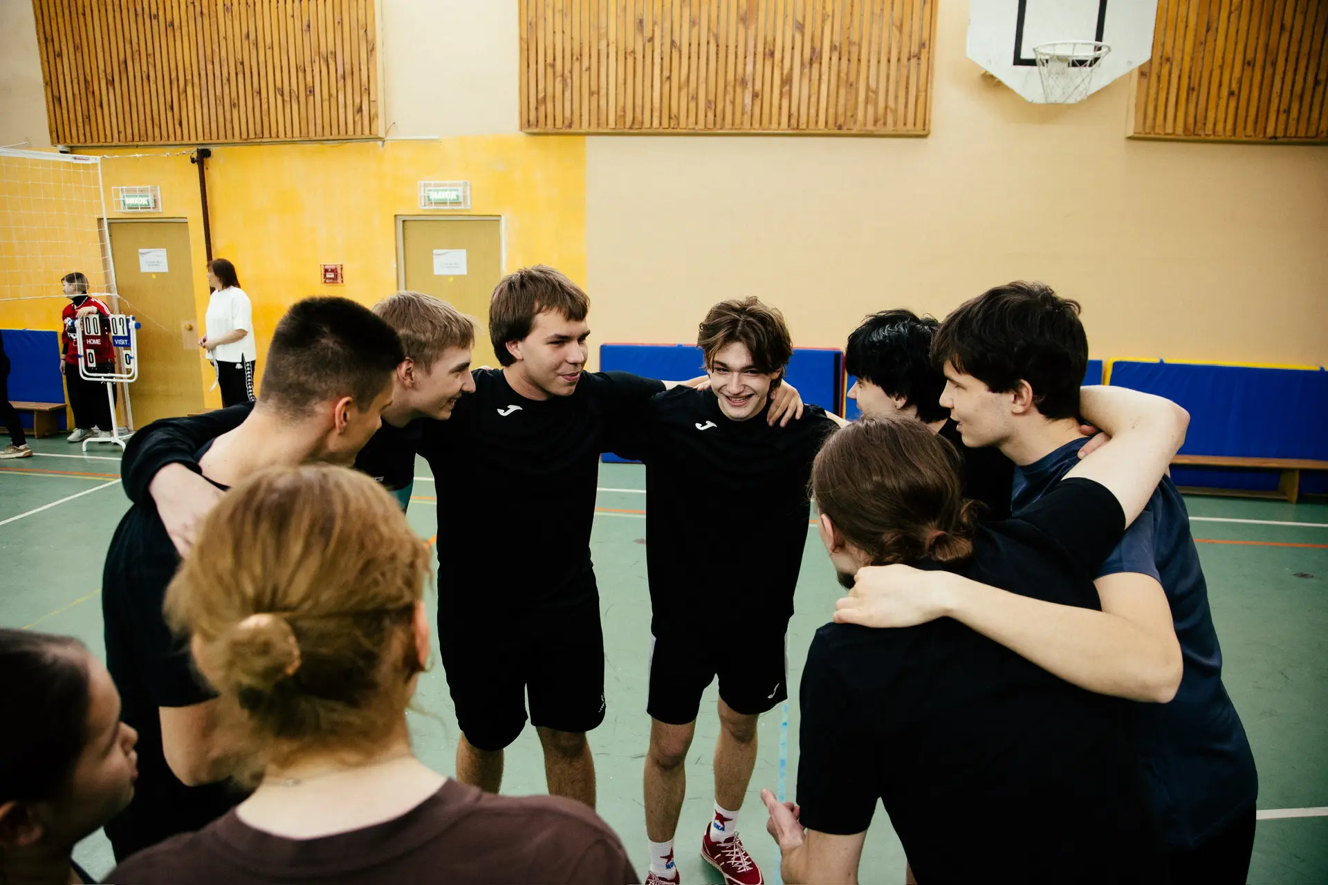 🏐 Больше, чем просто матч  🤩 В школе прошёл товарищеский матч по волейболу, где на одной площадке вс