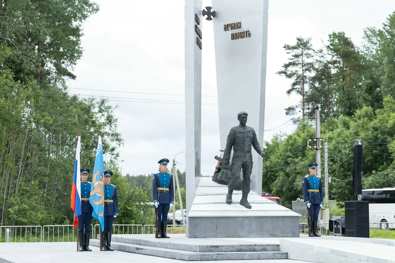 Символ подвига: новый мемориал в честь защитников Отечества открыт в Псковской области

Его установи