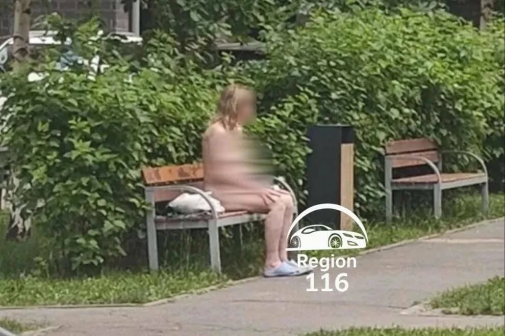 ❗️В Казани голую женщину, которая сидела на скамейке, увезли медики