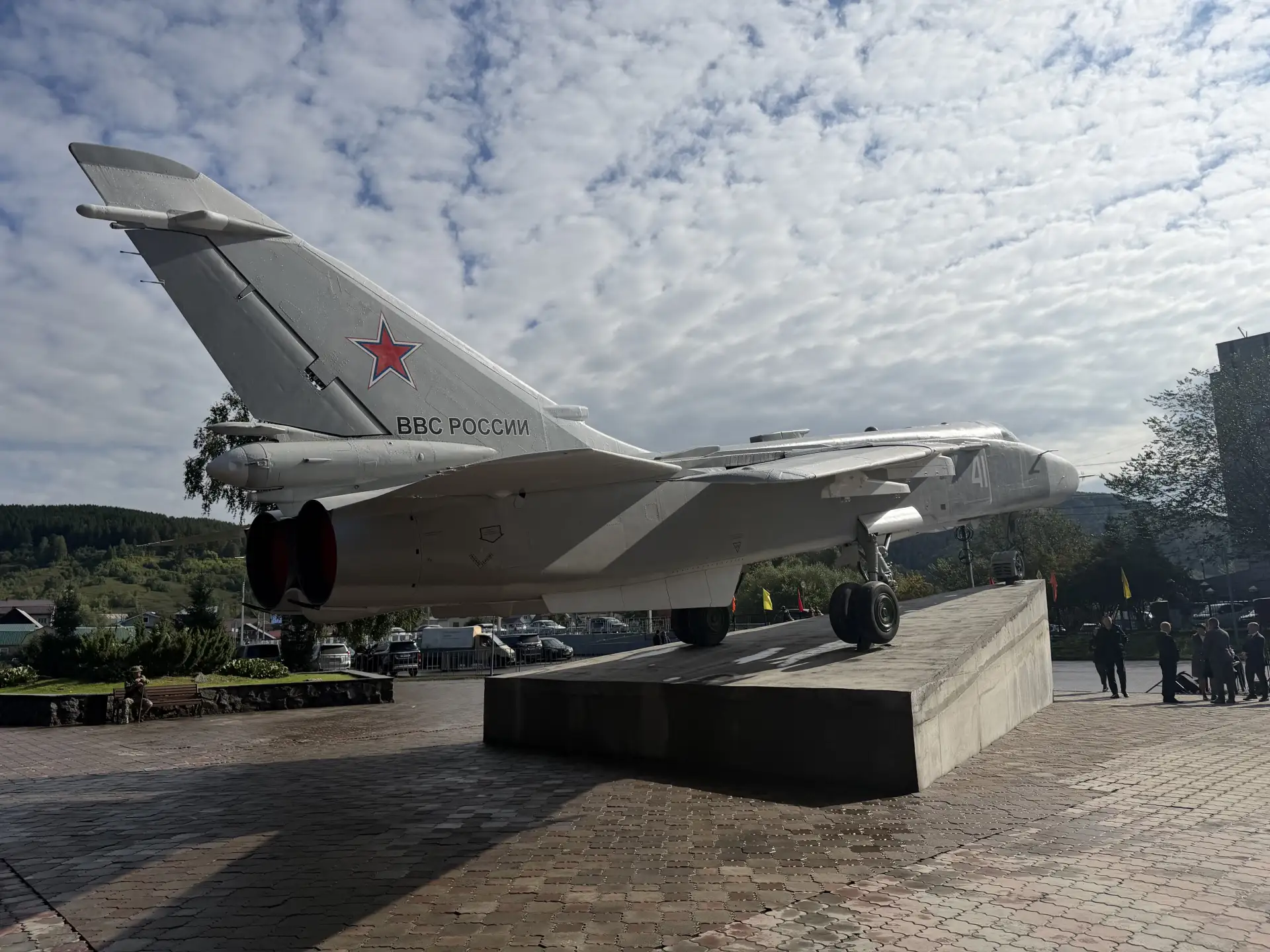 Легендарный боевой самолет «Су-24» установили в Парке Победы Горно-Алтайска