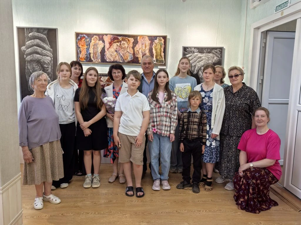 В Сычевском краеведческом музее прошла встреча с авторами выставки «Батик: цветные исто...
