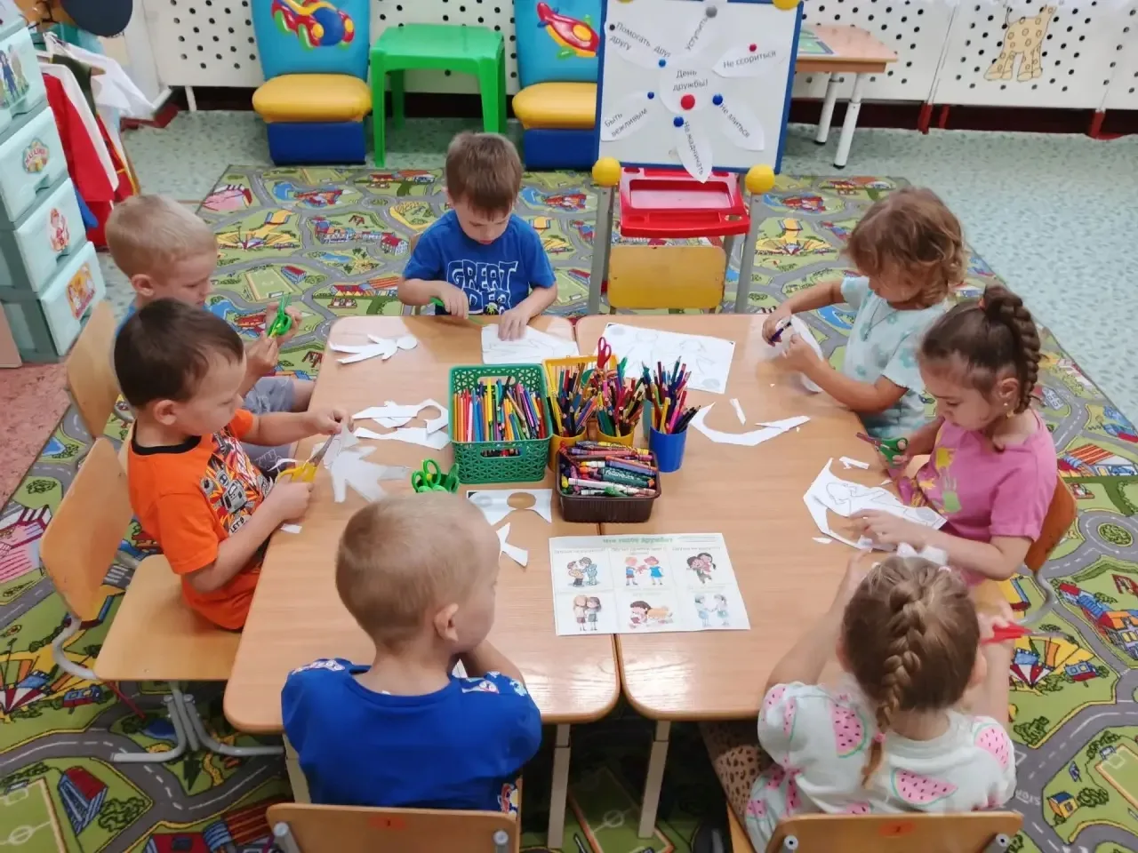 🤗 Цепочка дружбы!

Сегодня в группе «Колокольчик» царила атмосфера теплоты и заботы. Мы провели бес