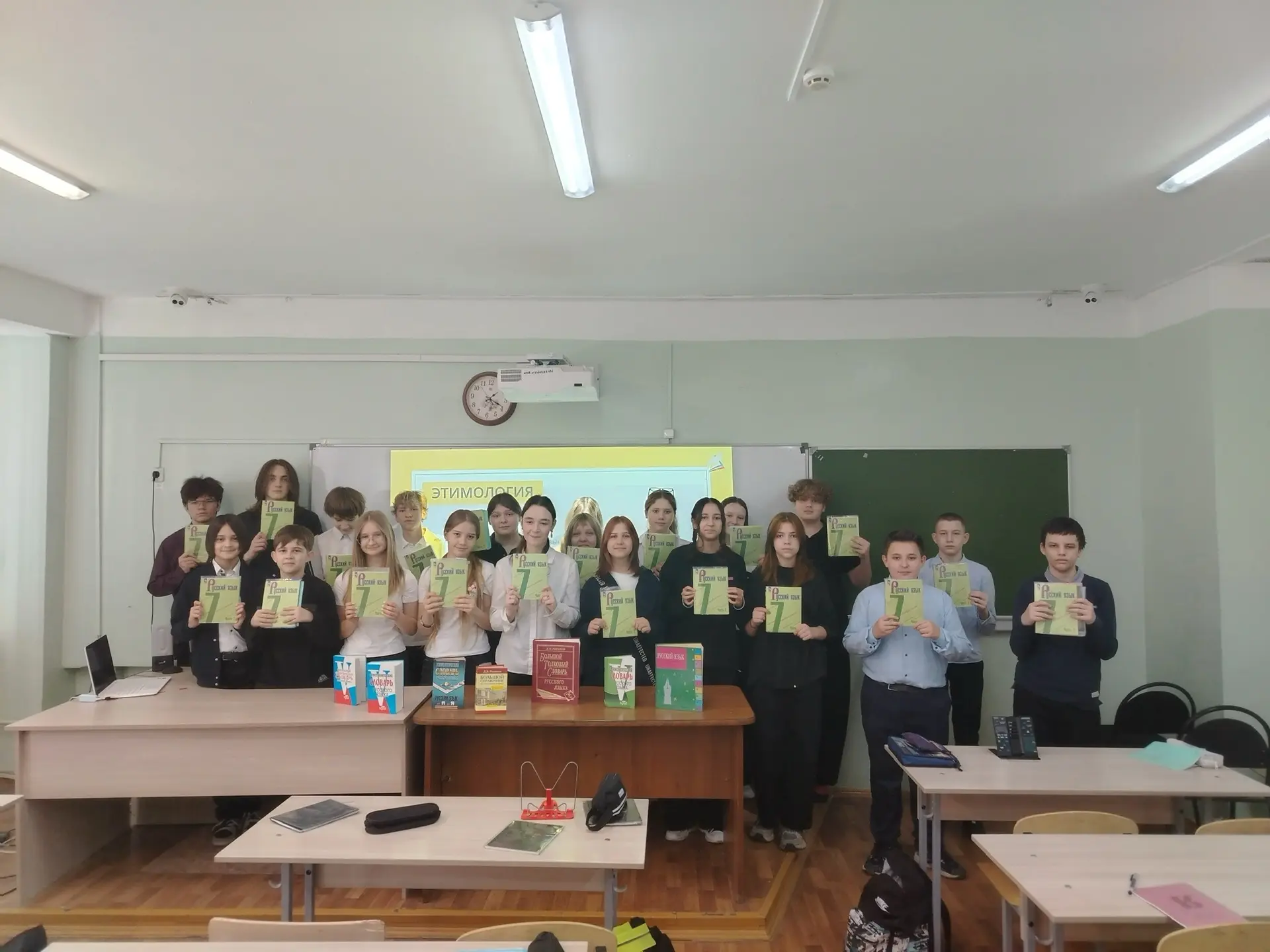 🔔Неделя словесности продолжается. Ребята из 5-х классов открыли выставку «Рисуем сказки». К ней може