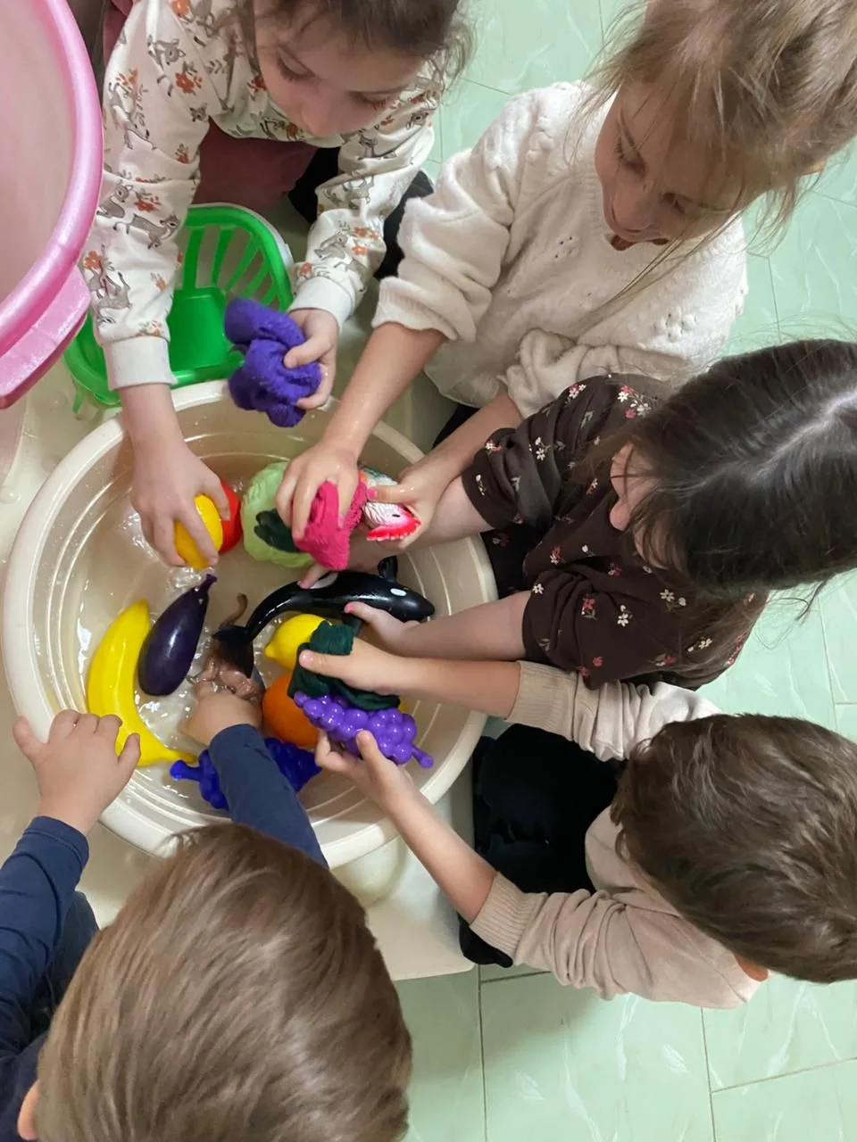 🧼🫧Сегодня мы не просто моем игрушки, мы учимся заботиться о любимых вещах. Маленькие ...