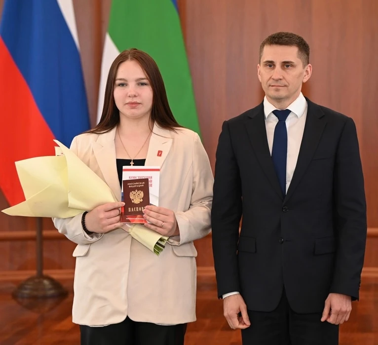 Вероника Дубогрызова учащаяся МБОУ «СОШ» с.Объячево получила паспорт на торжественной церемонии в Ад