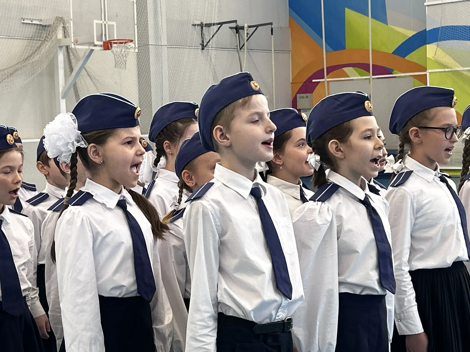 Смотр строя и песни: шаг в ритме патриотизма!  Сегодня в нашей школе было особенно торжественно и во