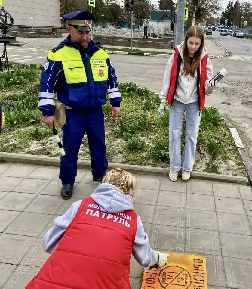 «Молодёжный патруль» и сотрудники Госавтоинспекции провели акцию «Трафарет на асфальте».  Вооруживши