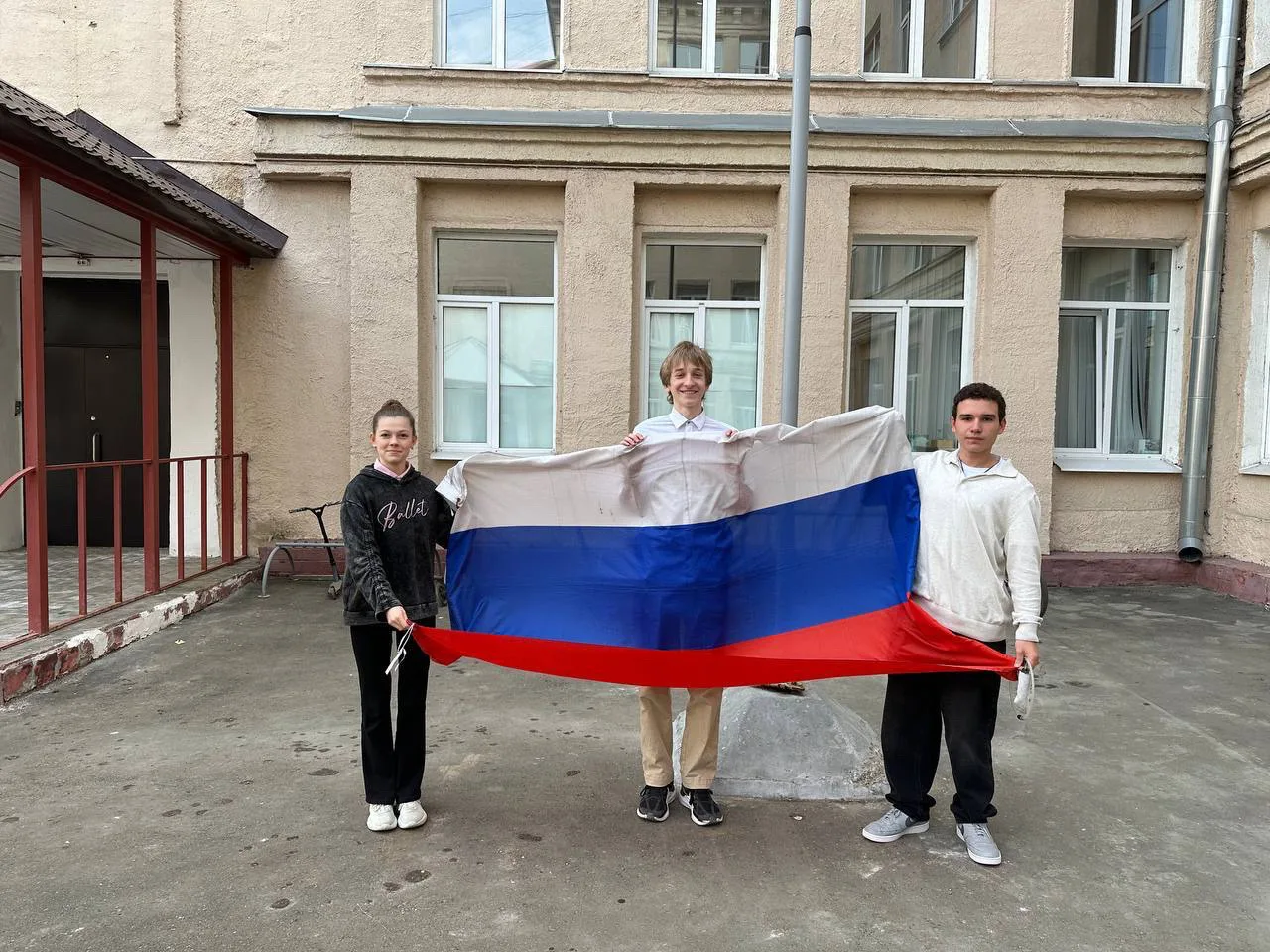 Церемония поднятия флага 🇷🇺  Каникулы позади — и новая учебная неделя по традиции началась с торжест