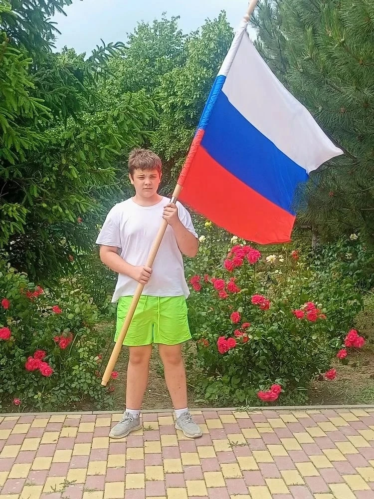 🇷🇺 Акция «Флаги России»

Шевченко Вячеслав, ученик 8 класса,  принимает участие в акции, посвящённ