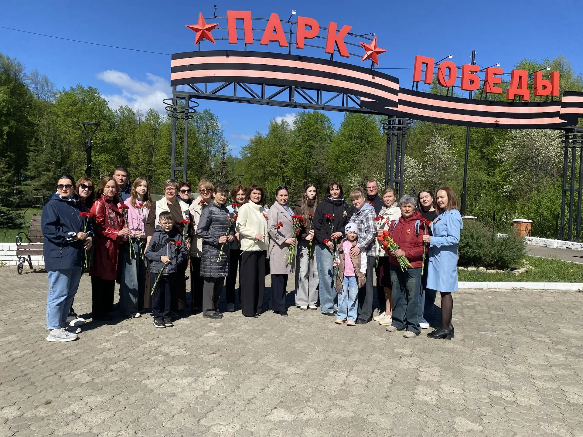 Администрация и коллектив МДОУ №28 «Хрусталик» почтили память героев, возложив цветы у обелиска. Мин