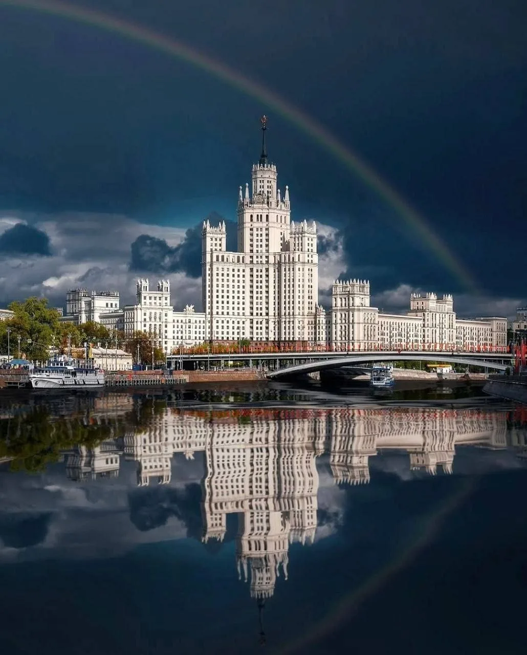 🌈 Сталинский ампир встречает радугу