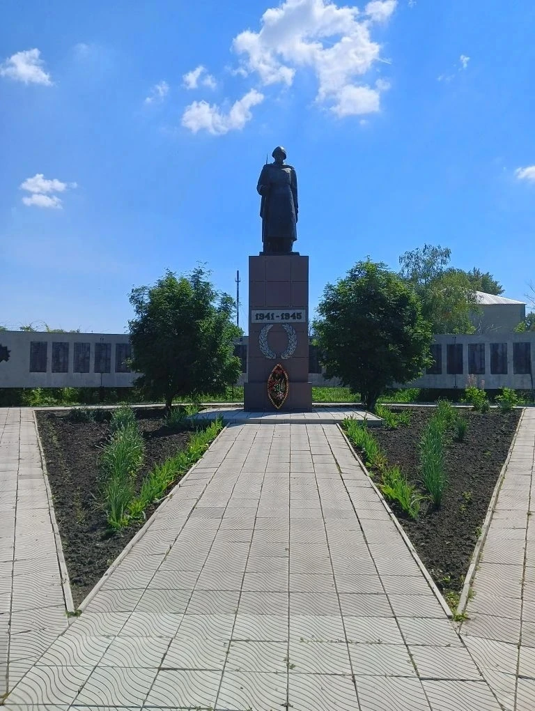 Работники культуры с. Рудовка навели порядок на территории памятника воинам-землякам, павшим в годы 