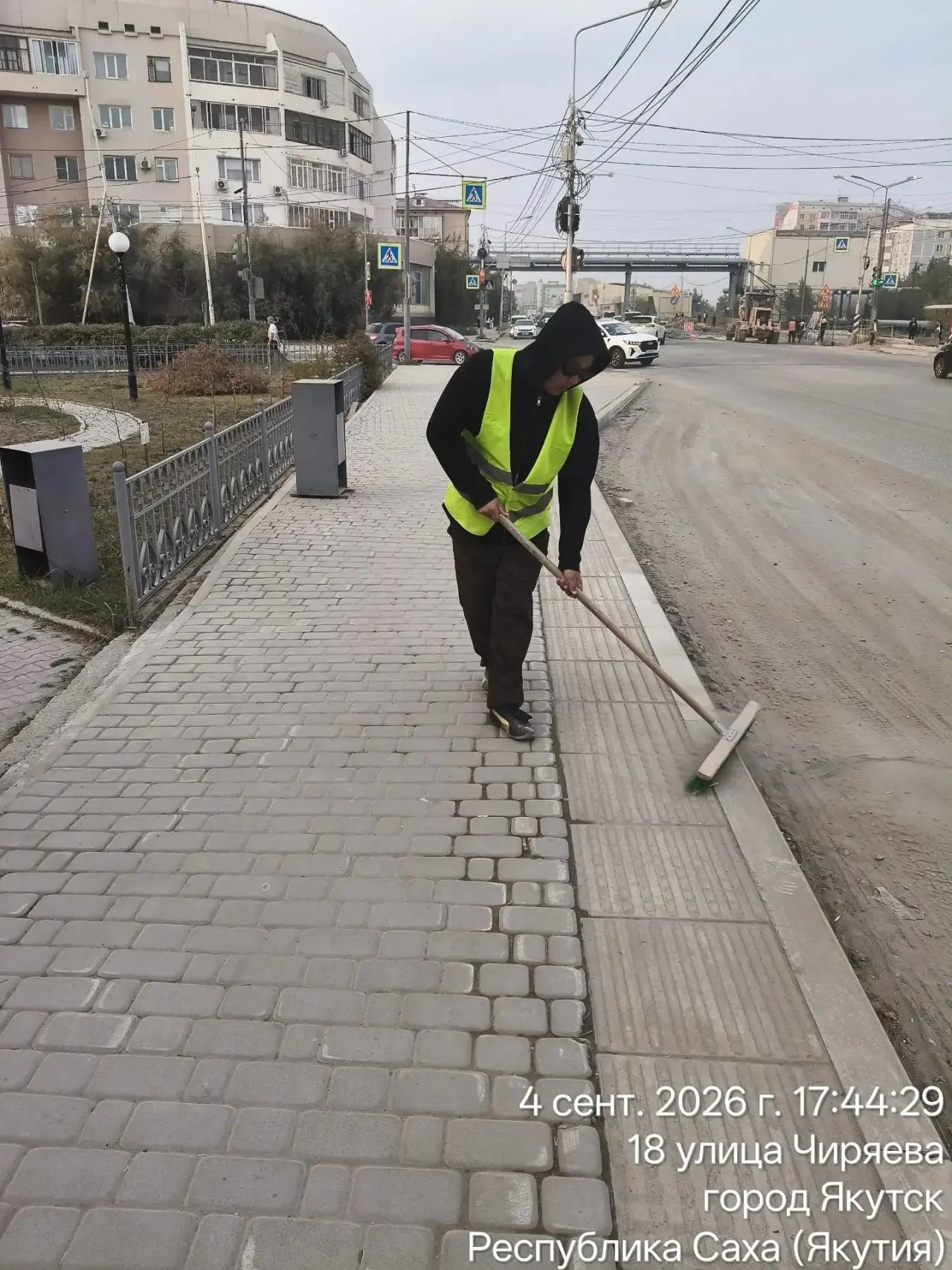 Уборка тротуаров в Губинском округе проводится силами подрядной организации. 🧹👷