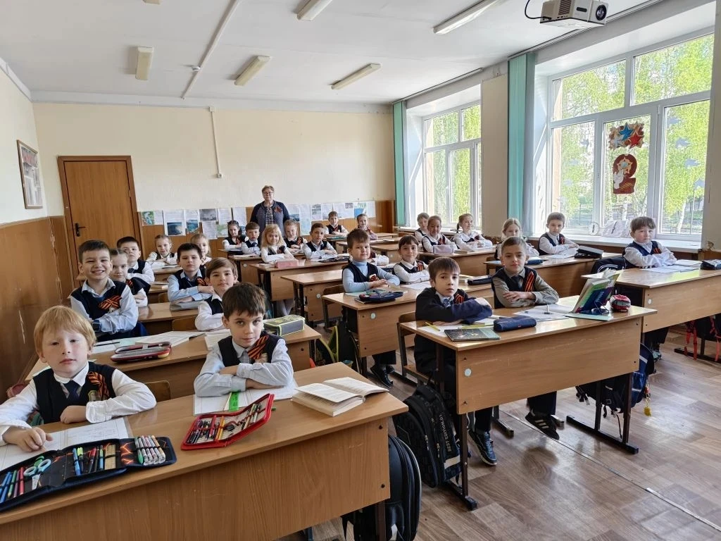 🎗Физико-математический лицей № 93 принимает участие во Всероссийской акции «Георгиевская ленточка». 