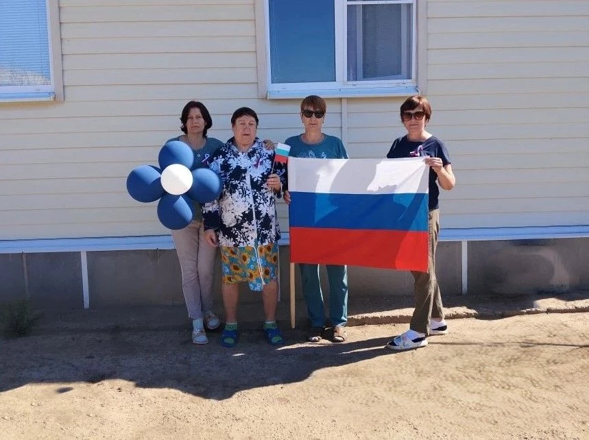 Специалисты Икрянинского комплексного центра провели патриотическую акцию «Гордость моя - Россия!»
В