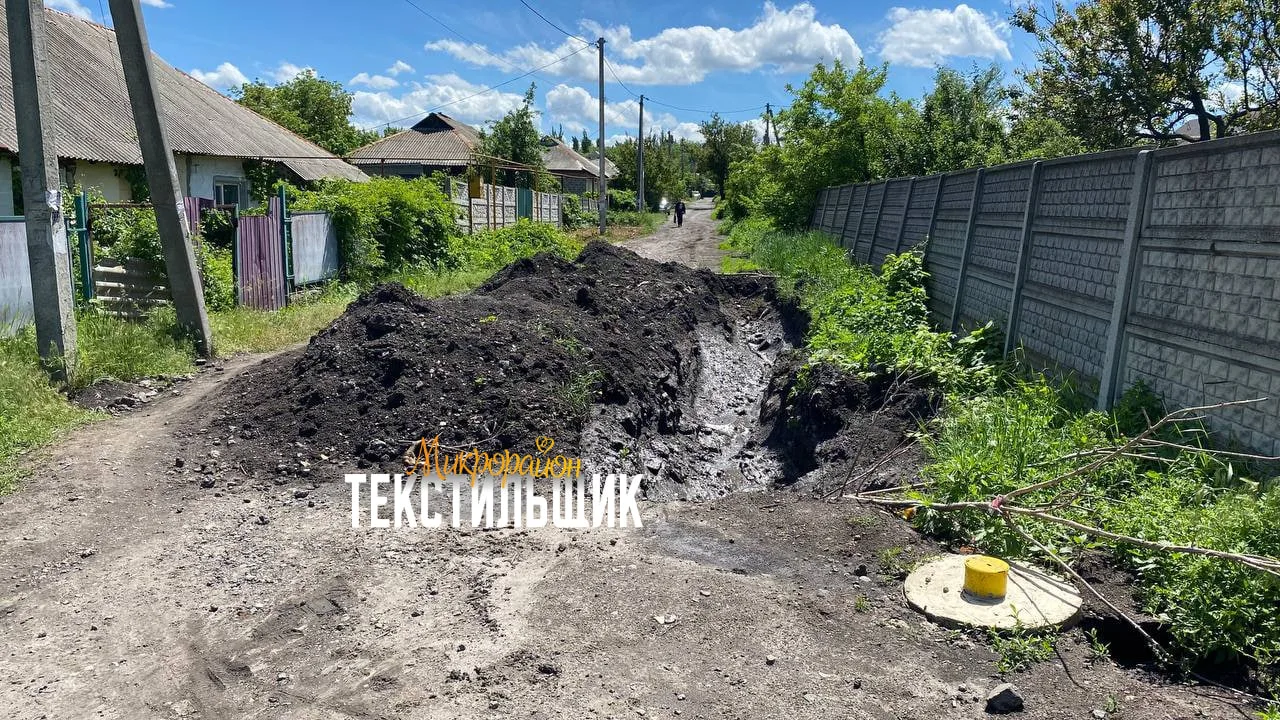 Нам пишут: «Так и не приняли меры закапать обратно. 
Переулок Печати, д. 1. 
Дорога, идущая в школу»