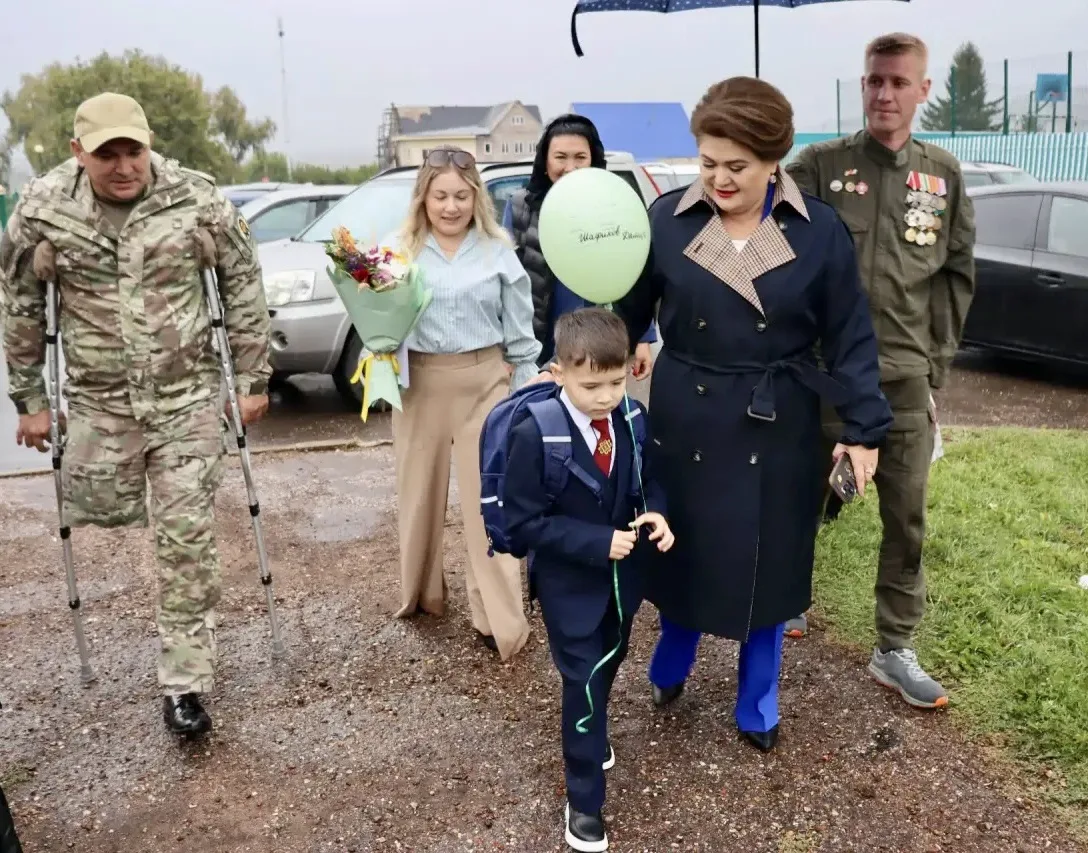 День начался с трогательного события. Мы проводили в первый класс Дамира, сына Алмаза Ш...