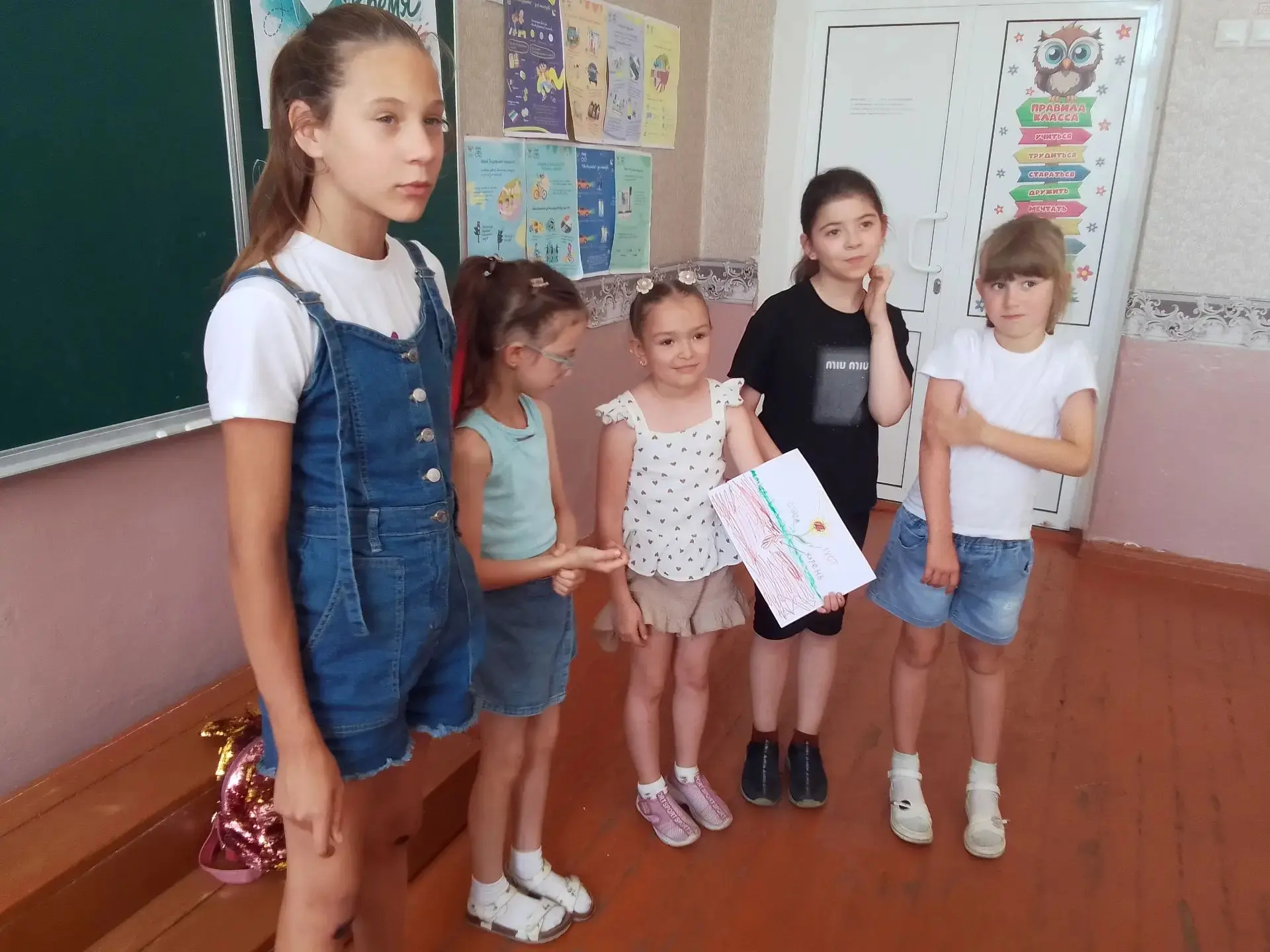 Сегодняшний день в школьном лагере был насыщенным и познавательным. После активной танцевальной заря