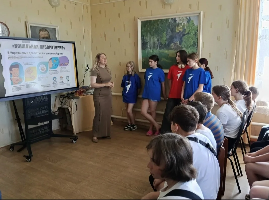 🎨🎤Сегодня  ребята из лагеря "Актив" Петровского Дома детского творчества
побывали в Петровской дет