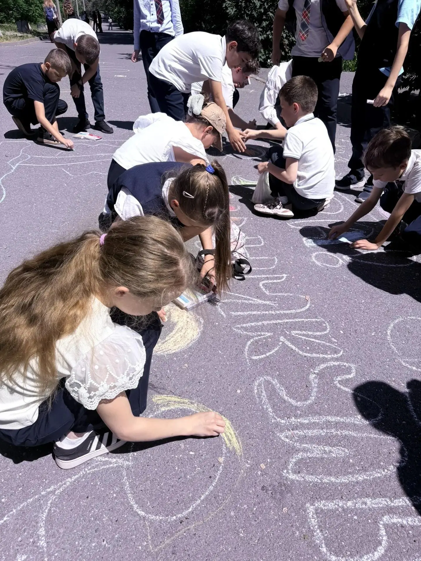 🎨 Урок ИЗО в 3В — на улице! В честь окончания учебного года ребята вышли на улицу и создали коллекти