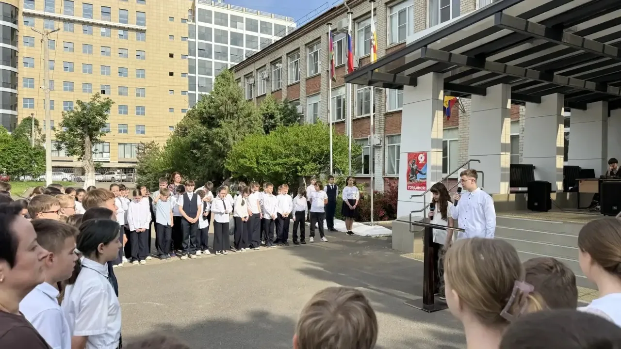 В понедельник состоялась еженедельная торжественная линейка поднятия флагов, посвященная Дню славянс