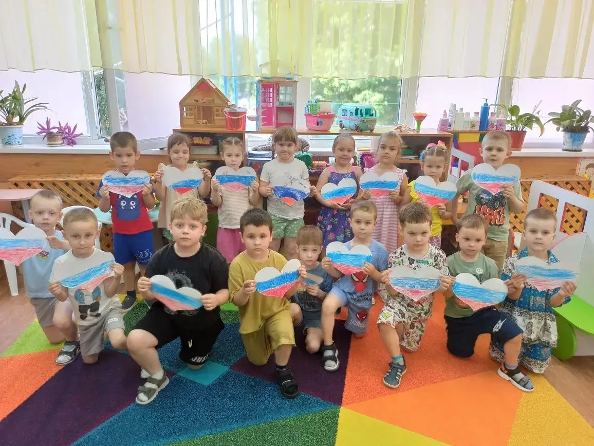 В творческой мастерской ребята группы №4 проявили фантазию и старание. 
Они изготовили красивые серд