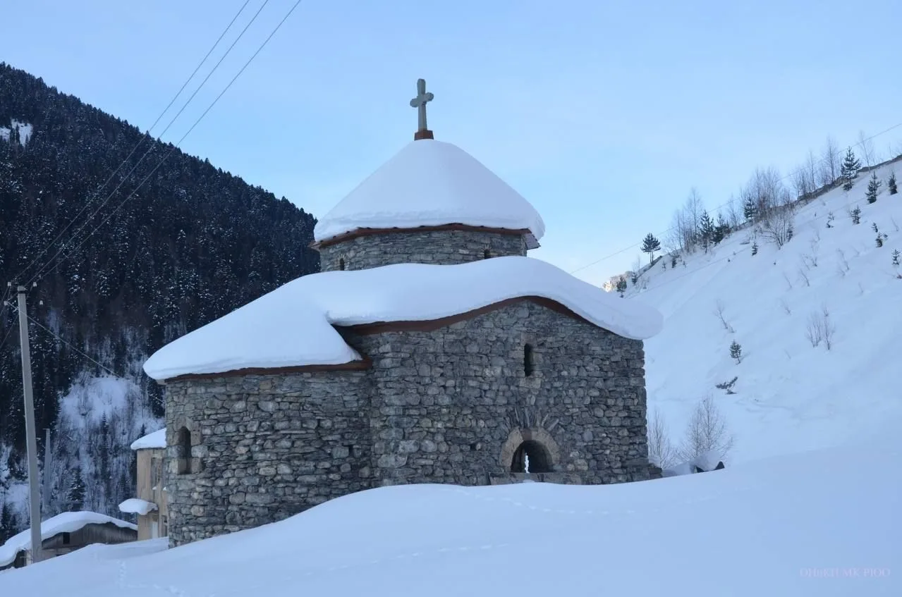 Церковь Святого Георгия Победоносца в с. Дзуарыбын, Южная Осетия  Небольшая купольная церковь с гран