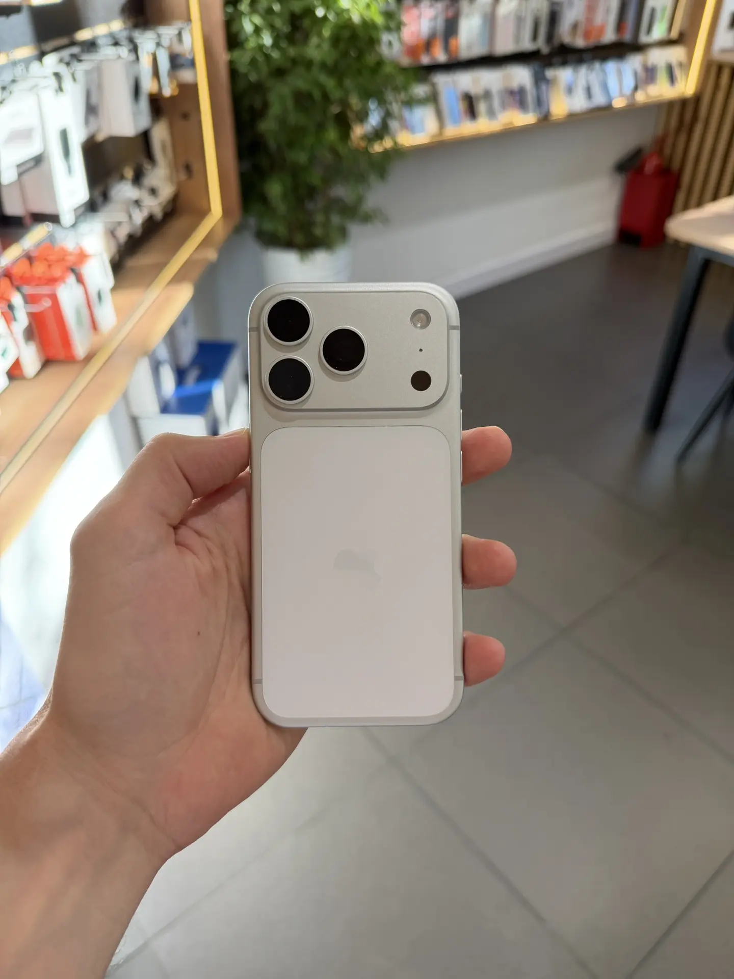 📱Подержанный iPhone 17 Pro 256GB eSIM Silver